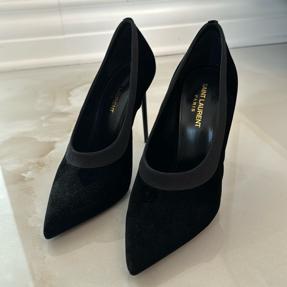 Saint Laurent Paris black pumps. Kept in non smoking home. Only worn once